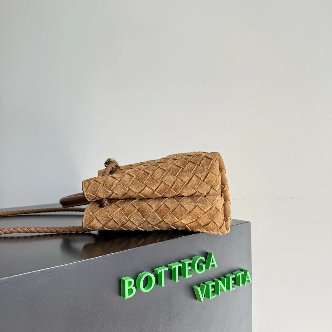 The 2023 new Andiamo batch of 1960 BV has been shipped‼ ️Really popular🔥The new Andiamo woven handbag launched by Bottega Veneta this season is really popular all over the world! ! Celebrities at home and abroad have worn it, and Oscar-winning actress Michelle Yeoh has taken it out on the street. Song Jia, Trai Yara, Yu Feihong, Sanji Ayaka, Rosie Hunting-Whiteley, Yoshioka Riho, etc. have all picked up this bag. It is classic and versatile, showing off its temperament, and the bag capacity is also large, which is very convenient for daily commuting! ! A variety of carrying methods, the shoulder straps can be adjusted by yourself, the original lambskin feels soft and delicate, and the neutral style is created to break gender boundaries and bring a more practical and longer-lasting use experience. Andiamo, which has both elegant and casual styles, perfectly interprets the true appearance of "fashionable old money style". Style number: 743568 (suede) Size: 25*22*10.5cm